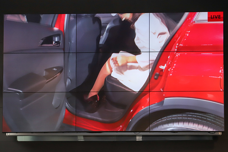 藤本氏は髙橋氏から後席についての質問を受け、実際に座ってスライド量や足下の広さを案内