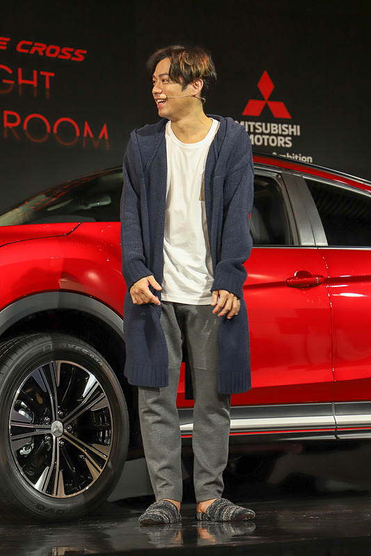 “家の中でライブ配信を視聴している”ということで、部屋着で登場した髙橋氏