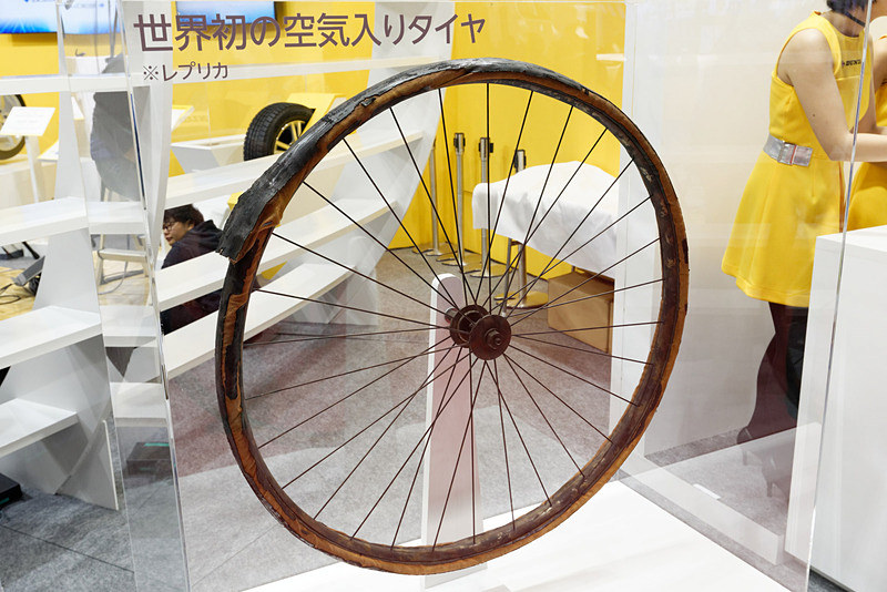 東京モーターショー2017のダンロップブースで展示された「世界初の空気入りタイヤ」のレプリカ