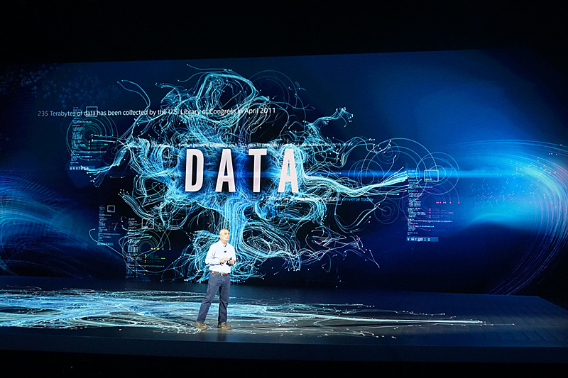 自動運転のテスト車両も登場した基調講演