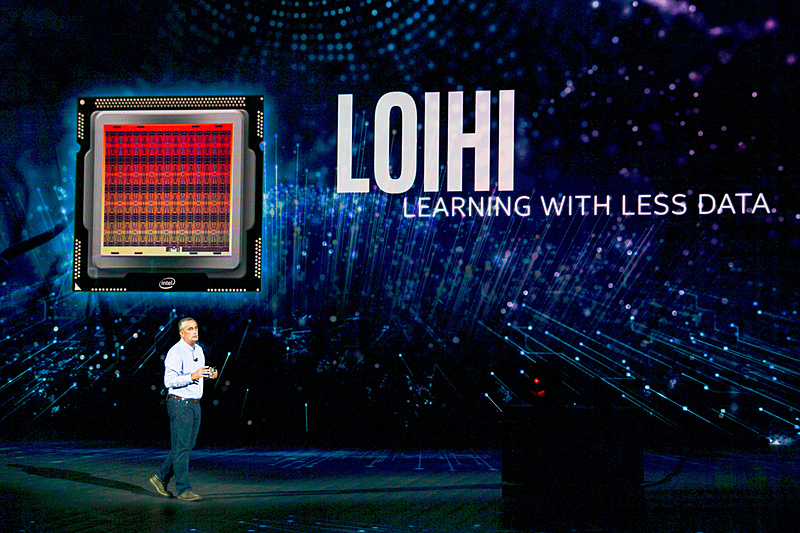 自動運転のテスト車両も登場した基調講演