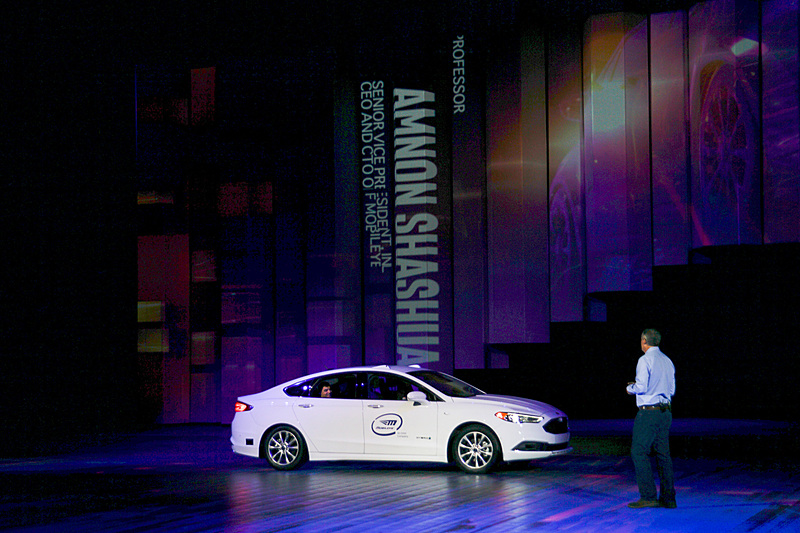 自動運転のテスト車両も登場した基調講演