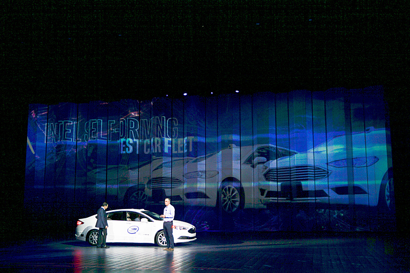 自動運転のテスト車両も登場した基調講演