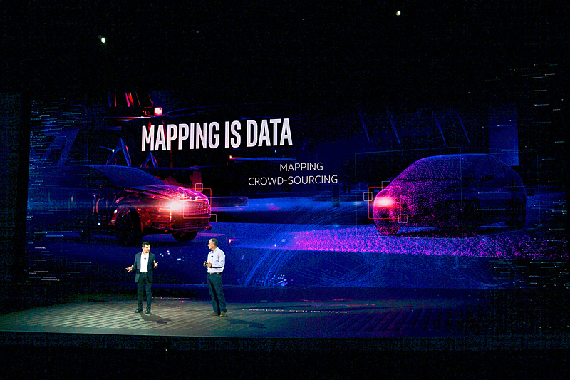 自動運転のテスト車両も登場した基調講演