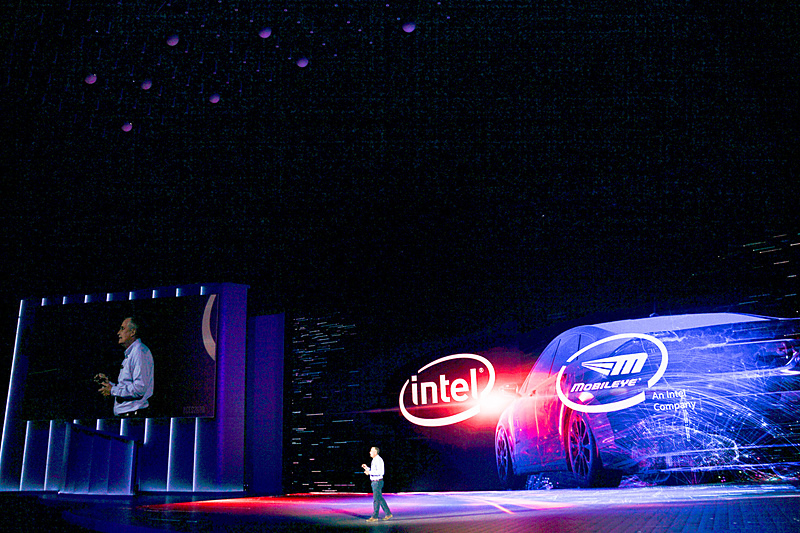 自動運転のテスト車両も登場した基調講演