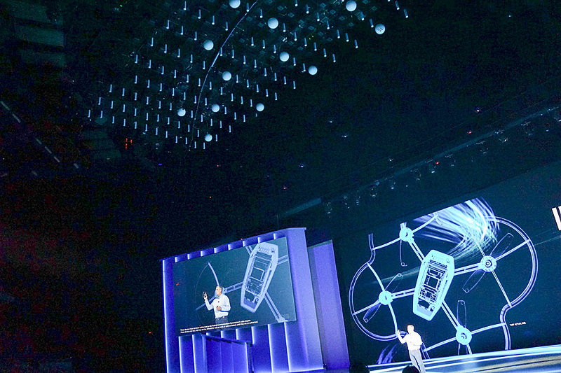 100機のドローンによる屋内フライトショー