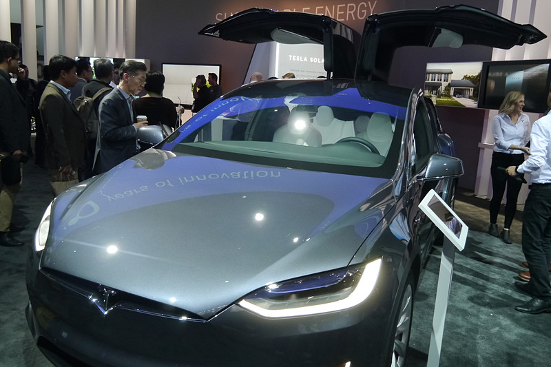 「CES 2018」のパナソニックブースで展示されたテスラ「モデル X」