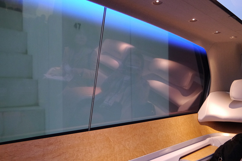 55型の透明ディスプレイ2台を搭載