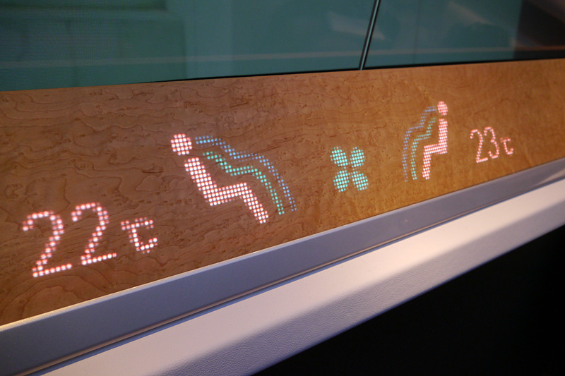 実際の木を車内に使い、そこにエアコンの設定温度などを表示する