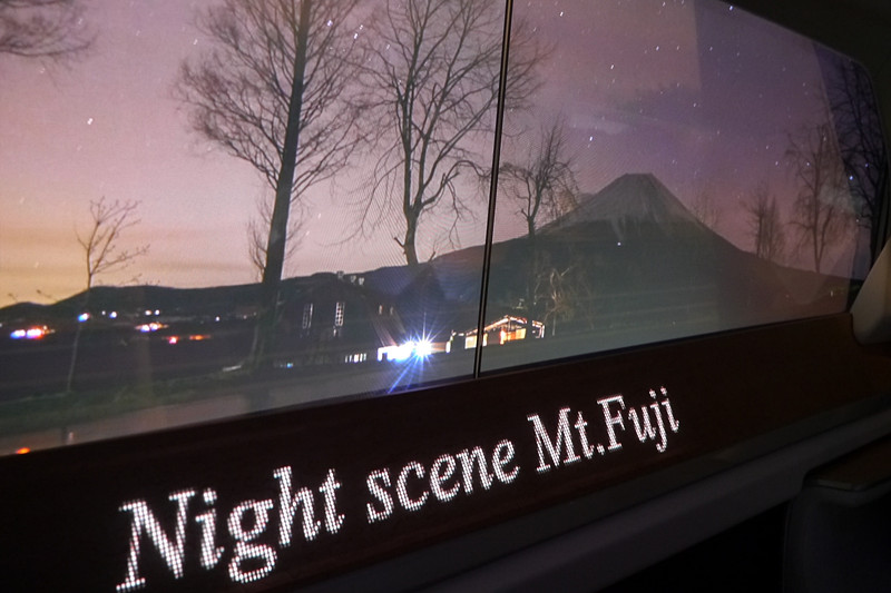 風景はさまざまなコンテンツが用意されている。夏場に冬の風景にすることも可能だ