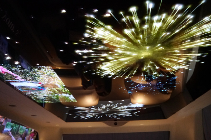 天井に配置した77型ディスプレイでも車内空間を演出