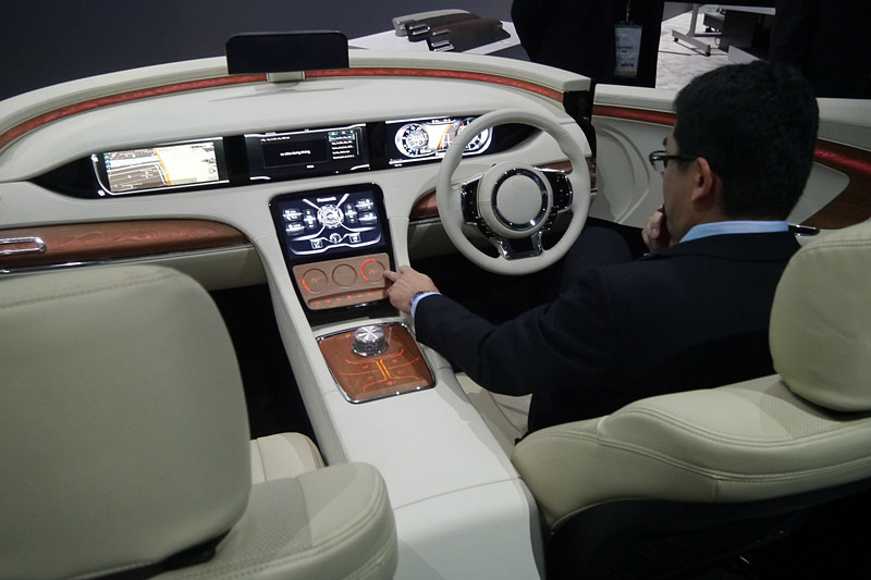 「Smart Design Cockpit」では4つのマルチディスプレイを連動