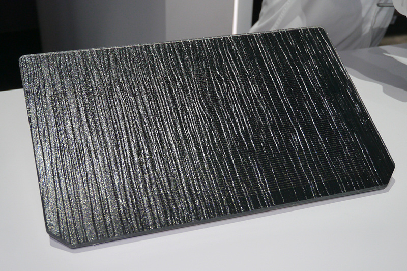 テスラと協業で生産するパネル型ソーラーパネル