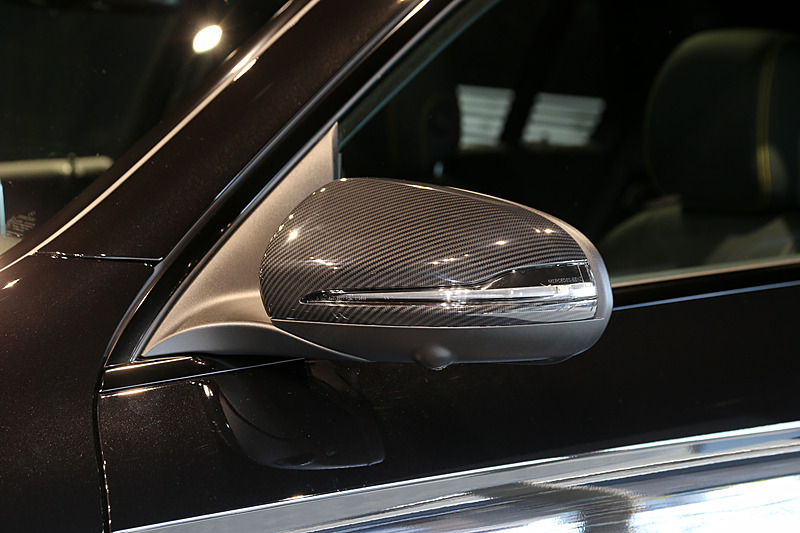 Edition 1ではハイグロスブラックの「AMG ナイトパッケージ」を装備し、フロントスポイラーリップ、ウィンドウトリムライン、ルーフレール、リアディフューザーをハイグロスブラックとするとともに、エグゾーストエンドをブラックとすることで精悍さを高めた。ボディサイドにはマットグラファイトグレーAMG スポーツストライプが入る。足下ではマットブラックペイントの21インチAMG クロススポークアルミホイール（鍛造）を装備