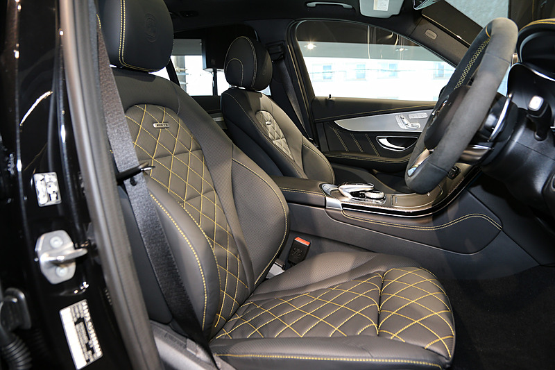 インテリアではブラックナッパレザーのAMG スポーツシートを装備し、イエローダイヤモンドステッチをあしらった。また、センターアームレスト、ドアアームレスト、ドアセンターパネルにもブラックナッパレザーを使用し、これらにもイエローステッチを採用。さらにメーターパネルやフロアマットにもイエローのハイライトが入る