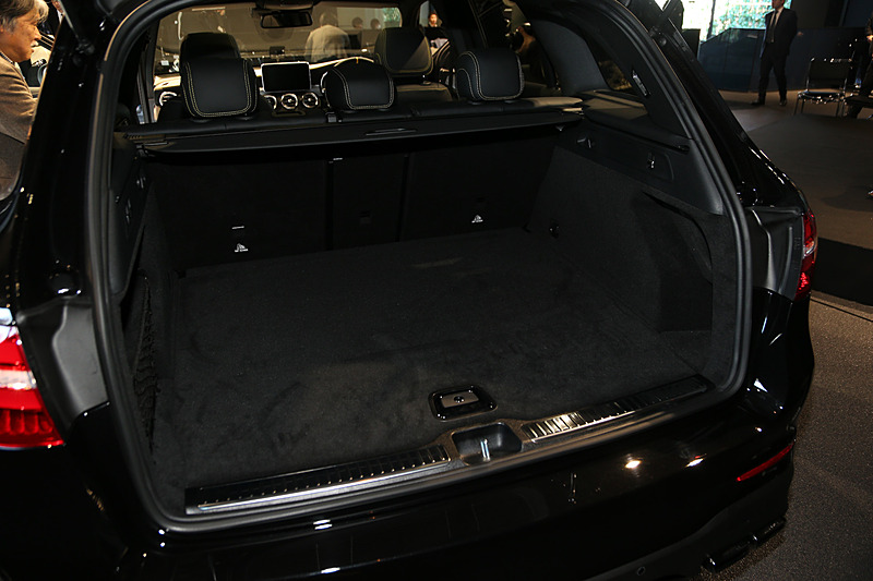 インテリアではブラックナッパレザーのAMG スポーツシートを装備し、イエローダイヤモンドステッチをあしらった。また、センターアームレスト、ドアアームレスト、ドアセンターパネルにもブラックナッパレザーを使用し、これらにもイエローステッチを採用。さらにメーターパネルやフロアマットにもイエローのハイライトが入る