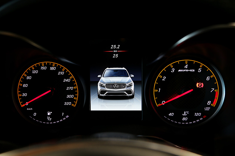 インテリアではブラックナッパレザーのAMG スポーツシートを装備し、イエローダイヤモンドステッチをあしらった。また、センターアームレスト、ドアアームレスト、ドアセンターパネルにもブラックナッパレザーを使用し、これらにもイエローステッチを採用。さらにメーターパネルやフロアマットにもイエローのハイライトが入る