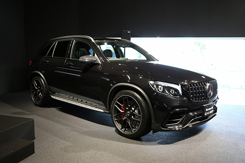 写真はメルセデスAMG GLC 63 4MATIC＋とGLC 63 S 4MATIC＋の導入を記念した特別仕様車「メルセデス AMG GLC 63 S 4MATIC＋ Edition1」（オブシディアンブラック）。ボディサイズは4682×1931×1625mm（全長×全幅×全高）、ホイールベースは2873mm（数値は欧州仕様）。ダイヤモンドホワイト、オブシディアンブラックを各15台用意し、価格は1512万円