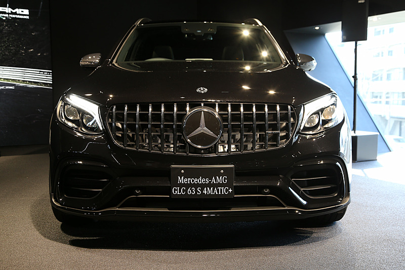 写真はメルセデスAMG GLC 63 4MATIC＋とGLC 63 S 4MATIC＋の導入を記念した特別仕様車「メルセデス AMG GLC 63 S 4MATIC＋ Edition1」（オブシディアンブラック）。ボディサイズは4682×1931×1625mm（全長×全幅×全高）、ホイールベースは2873mm（数値は欧州仕様）。ダイヤモンドホワイト、オブシディアンブラックを各15台用意し、価格は1512万円