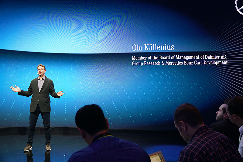 MBUXについてプレゼンテーションするDaimler AGのOla Kallenius氏