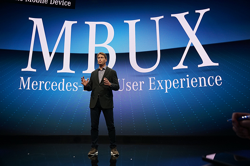 MBUXについてプレゼンテーションするDaimler AGのOla Kallenius氏
