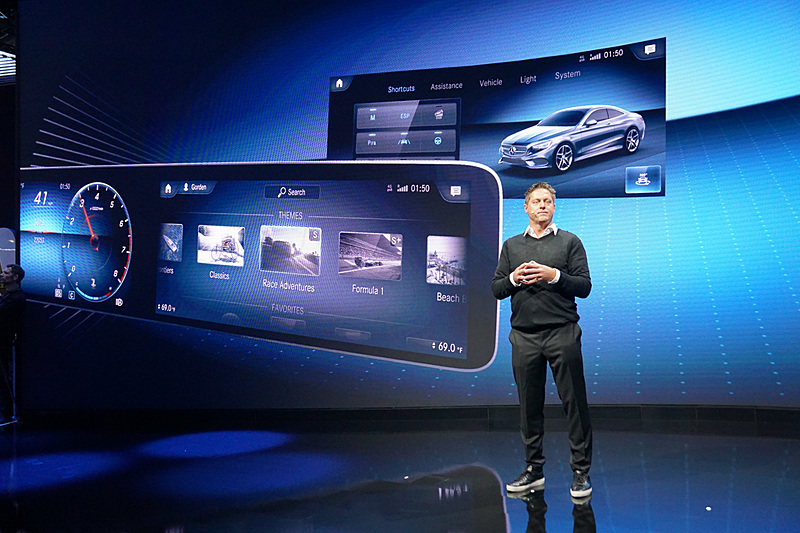 「MBUX」で実現する新しいユーザーエクスペリエンスなどについて説明するDaimler AG チーフデザインオフィサーのGorden Wagener氏