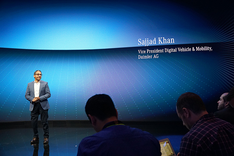 「MBUX」に採用された技術などについて説明するDaimler AGのSajjad Khan氏