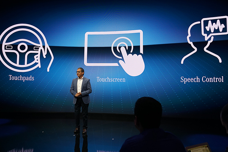 「MBUX」に採用された技術などについて説明するDaimler AGのSajjad Khan氏