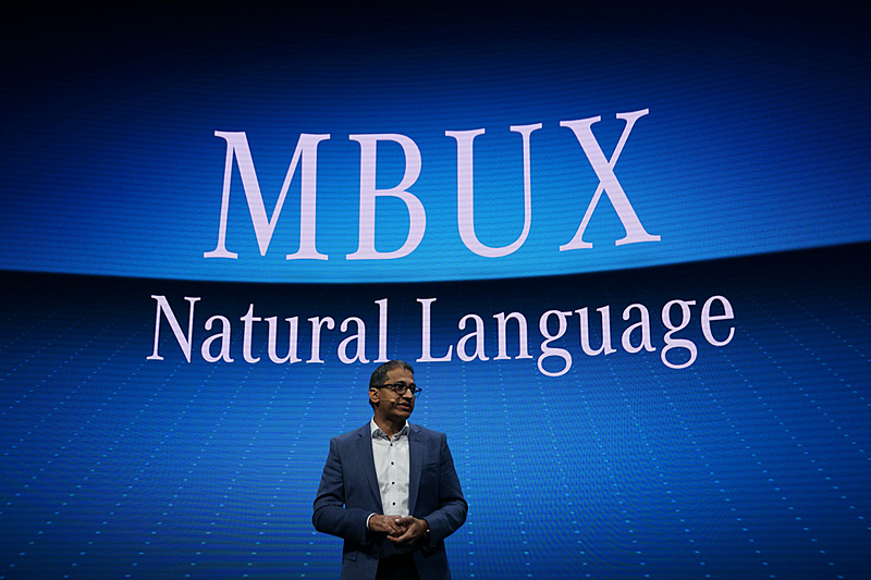 「MBUX」に採用された技術などについて説明するDaimler AGのSajjad Khan氏