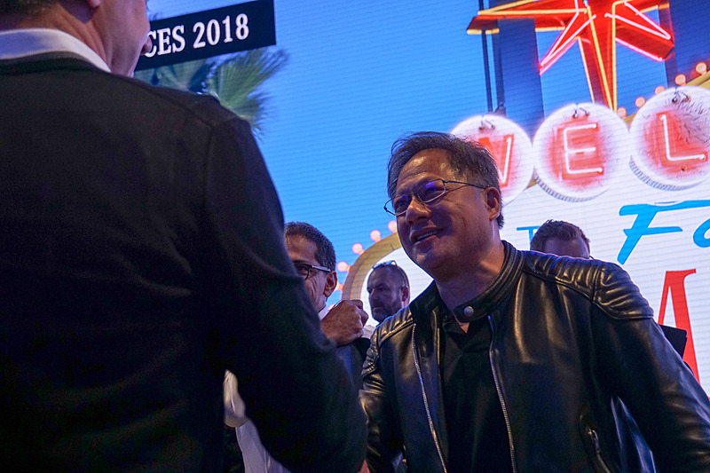革ジャン姿のNVIDIA CEO ジェンスン・フアン氏がプレスカンファレンスに駆け付けた