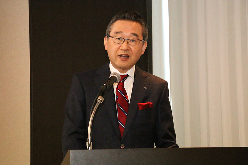 2018年に発売する新型車を解説し、販売施策などを紹介する斎藤氏