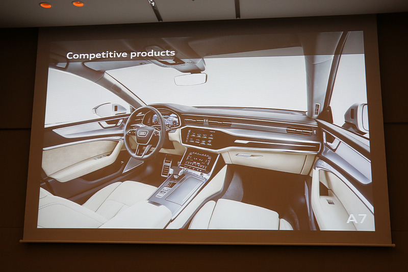 タッチパネルを多用して先進的なデザインを採用するA7