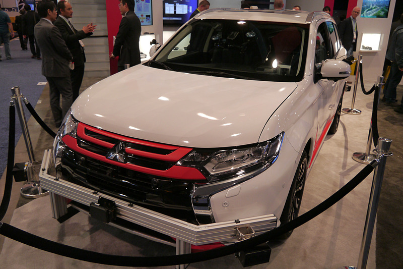 自動運転技術搭載車「xAUTO-US」を展示