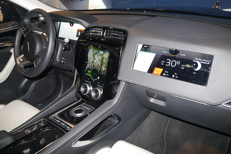 車内にある3つのディスプレイを連動させて表示を行なうデモストレーション