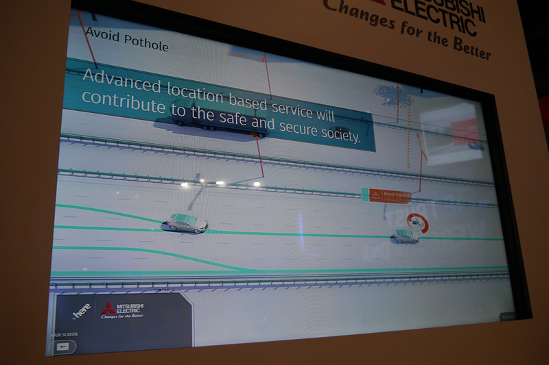 HERE Technologiesと共同で取り組む高精度位置情報サービス。事故発生時には推奨レーンを案内