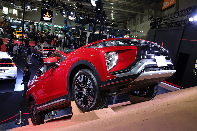 エクリプス クロスの展示のまわりには階段が設けられているため、迫力を間近で感じることができる