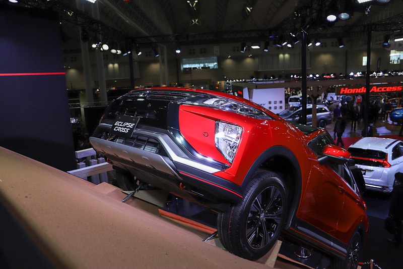 エクリプス クロスの展示のまわりには階段が設けられているため、迫力を間近で感じることができる