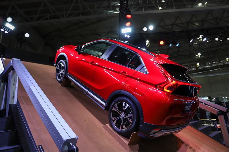 エクリプス クロスの展示のまわりには階段が設けられているため、迫力を間近で感じることができる