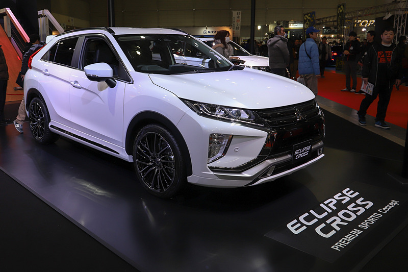 エクステリアではダークメッキ調のアッパーグリルのほか、フロントバンパーガーニッシュ、ロアグリルのデコレーションベゼル、ドアガーニッシュモール（メッキ）、リアバンパーガーニッシュ、大型テールゲートスポイラーを装着