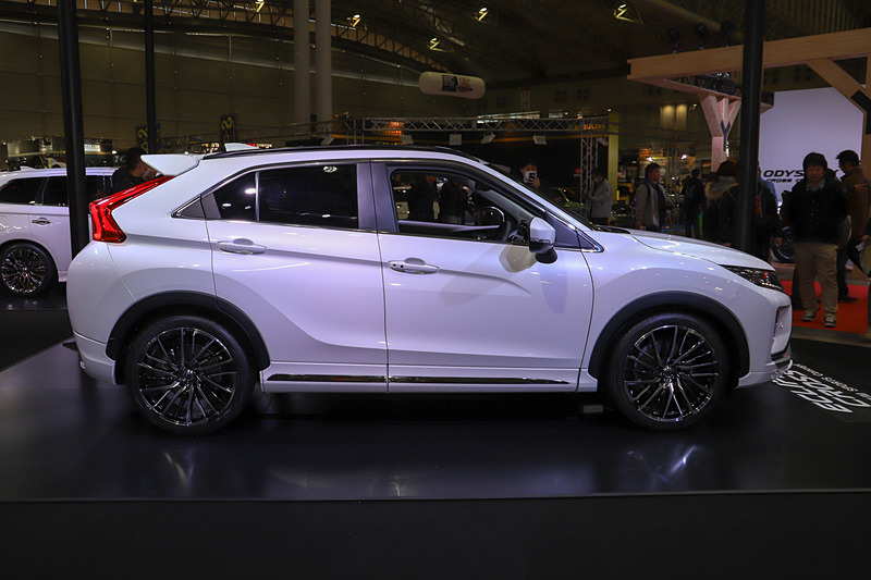 エクステリアではダークメッキ調のアッパーグリルのほか、フロントバンパーガーニッシュ、ロアグリルのデコレーションベゼル、ドアガーニッシュモール（メッキ）、リアバンパーガーニッシュ、大型テールゲートスポイラーを装着