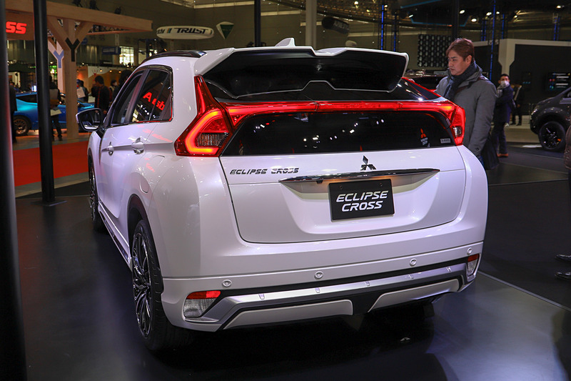 エクステリアではダークメッキ調のアッパーグリルのほか、フロントバンパーガーニッシュ、ロアグリルのデコレーションベゼル、ドアガーニッシュモール（メッキ）、リアバンパーガーニッシュ、大型テールゲートスポイラーを装着