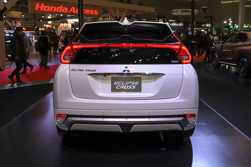 エクステリアではダークメッキ調のアッパーグリルのほか、フロントバンパーガーニッシュ、ロアグリルのデコレーションベゼル、ドアガーニッシュモール（メッキ）、リアバンパーガーニッシュ、大型テールゲートスポイラーを装着