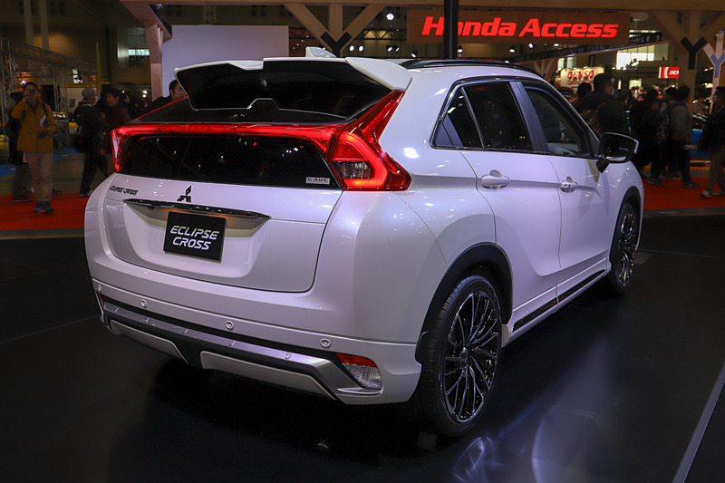 エクステリアではダークメッキ調のアッパーグリルのほか、フロントバンパーガーニッシュ、ロアグリルのデコレーションベゼル、ドアガーニッシュモール（メッキ）、リアバンパーガーニッシュ、大型テールゲートスポイラーを装着