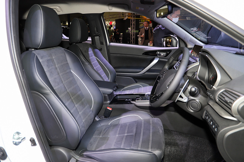 インテリアでは、スエード調人工皮革/合皮コンビネーションシートとトリムインサートを採用