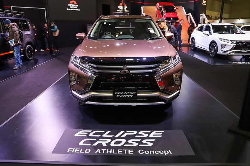 エクステリアでは、エンジンフードプロテクターや、カーボン調のアッパーグリル、フロント/リアのバンパーガーニッシュを装着