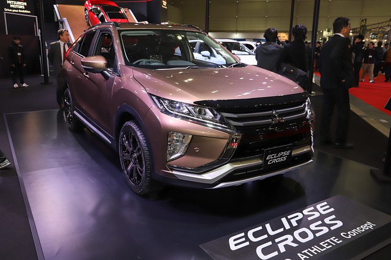 エクステリアでは、エンジンフードプロテクターや、カーボン調のアッパーグリル、フロント/リアのバンパーガーニッシュを装着