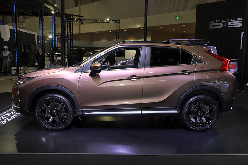 エクステリアでは、エンジンフードプロテクターや、カーボン調のアッパーグリル、フロント/リアのバンパーガーニッシュを装着