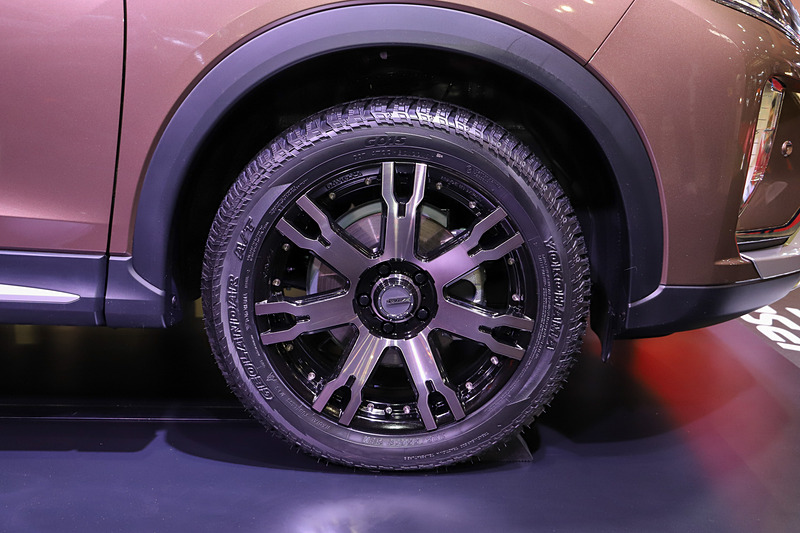 足まわりは、RAYS製アルミホイール「FDX F7S（18×7.5J クリアブラック）」に、横浜ゴム製タイヤ「GEOLANDER A/T G015」（225/55 R18）の組み合わせ