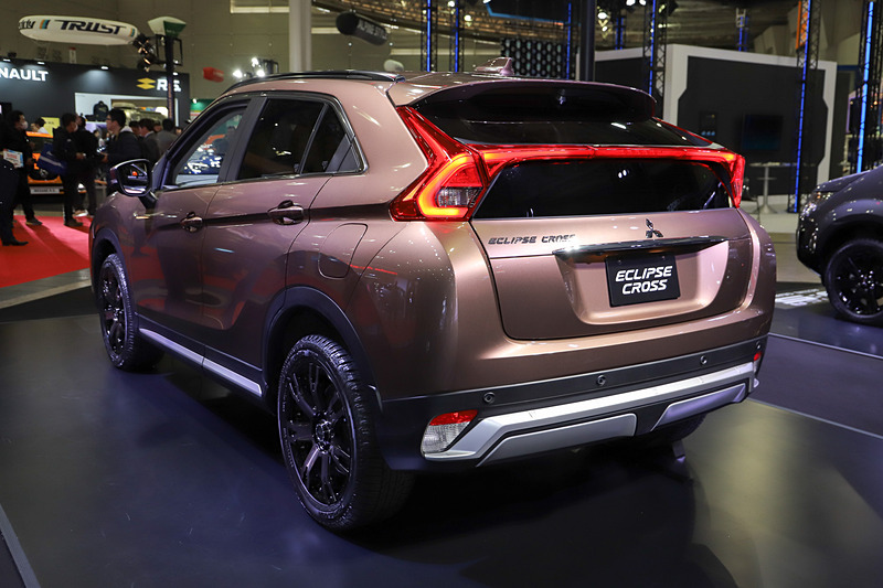 エクステリアでは、エンジンフードプロテクターや、カーボン調のアッパーグリル、フロント/リアのバンパーガーニッシュを装着