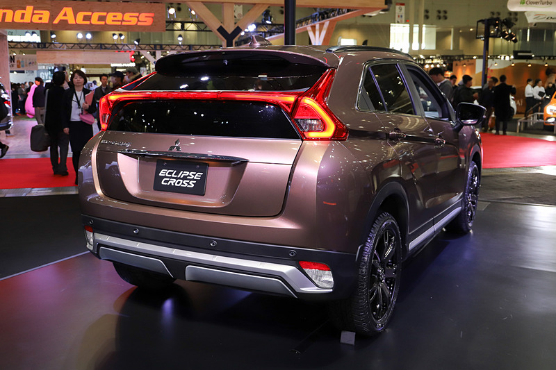 エクステリアでは、エンジンフードプロテクターや、カーボン調のアッパーグリル、フロント/リアのバンパーガーニッシュを装着